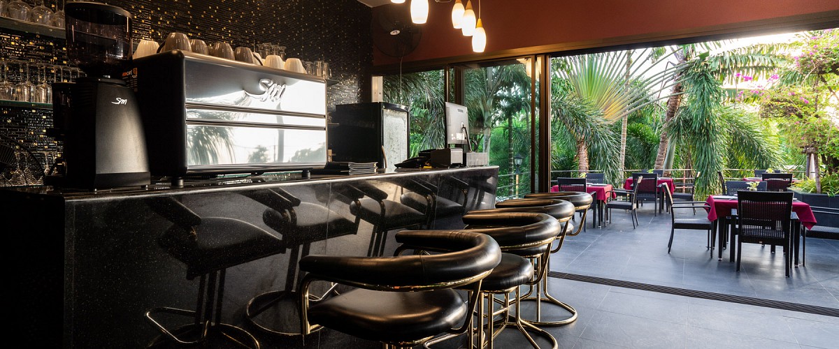 Restaurant & Bar