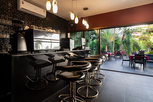 Restaurant & Bar