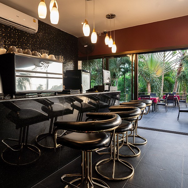 Restaurant & Bar