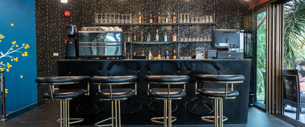 Restaurant & Bar
