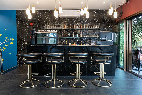 Restaurant & Bar