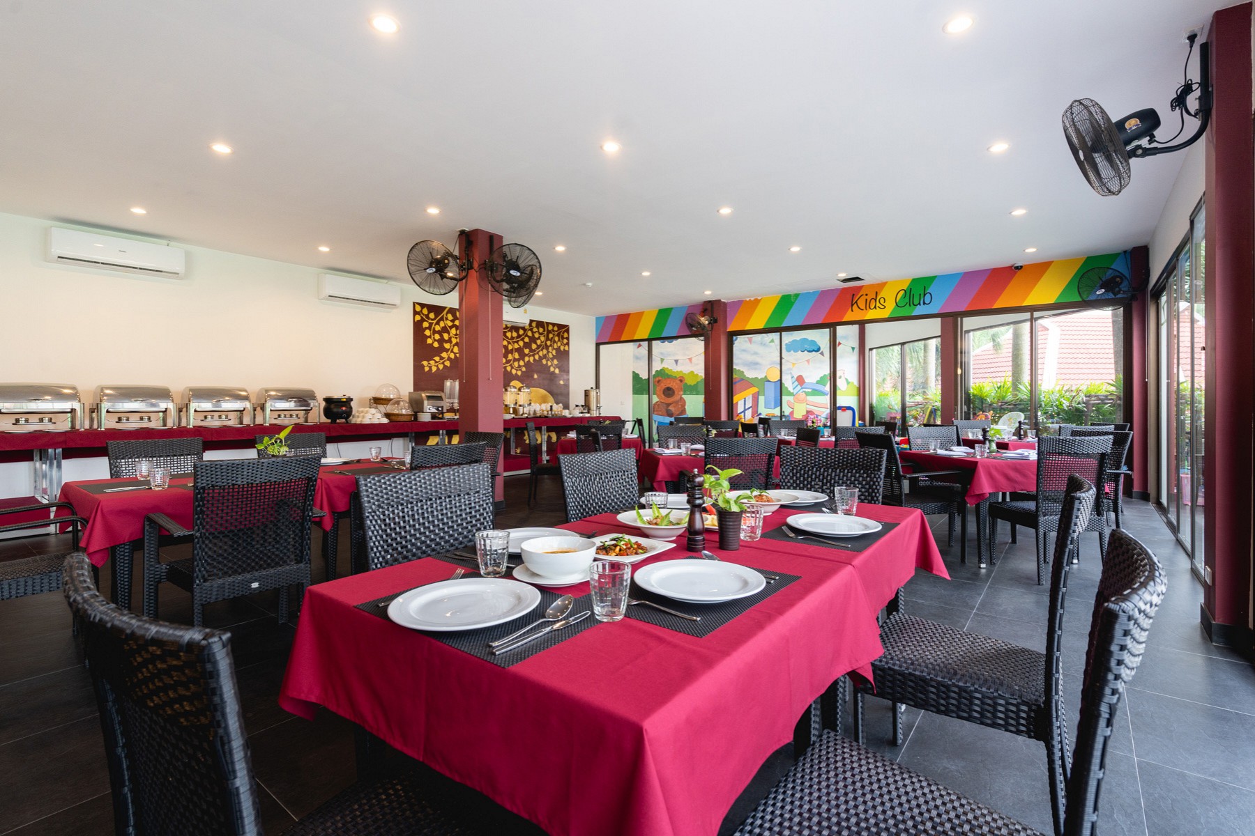 Restaurant & Bar
