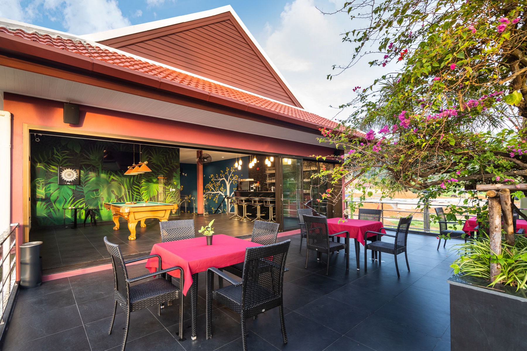 Restaurant & Bar