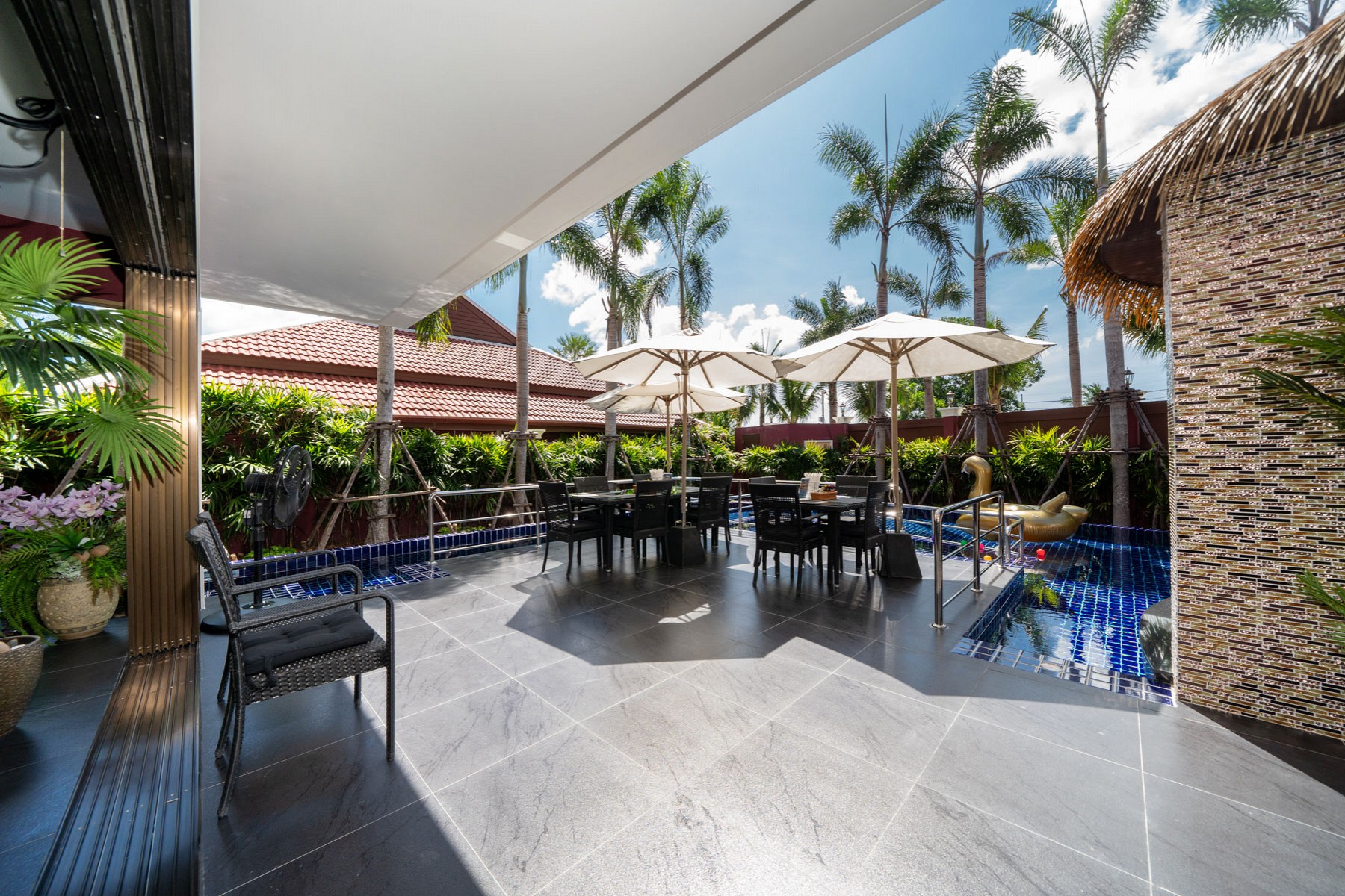 Pool Bar